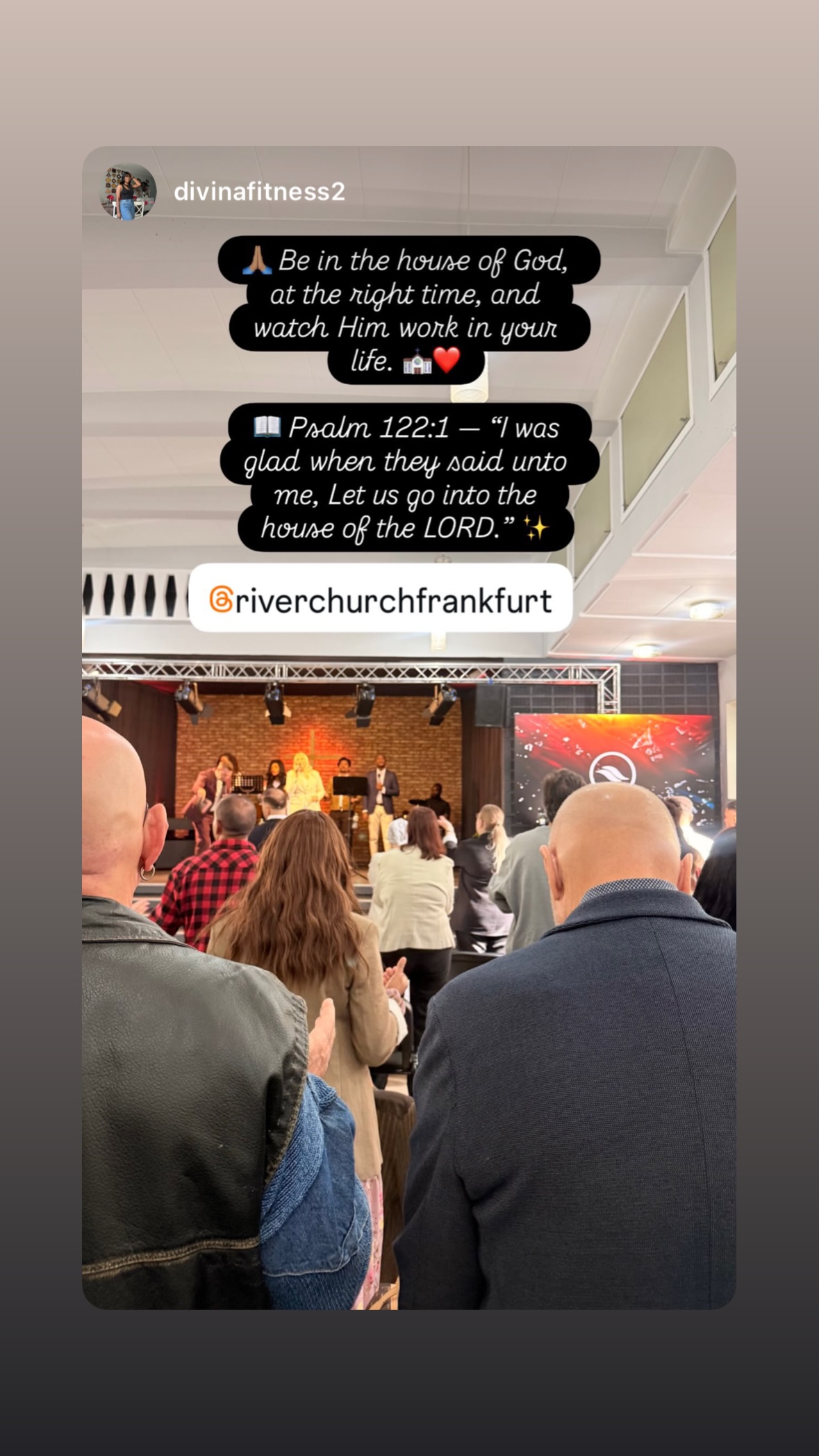 Gebet beim Breakthrough-Sonntag von River Church Frankfurt am 11. Oktober 2026