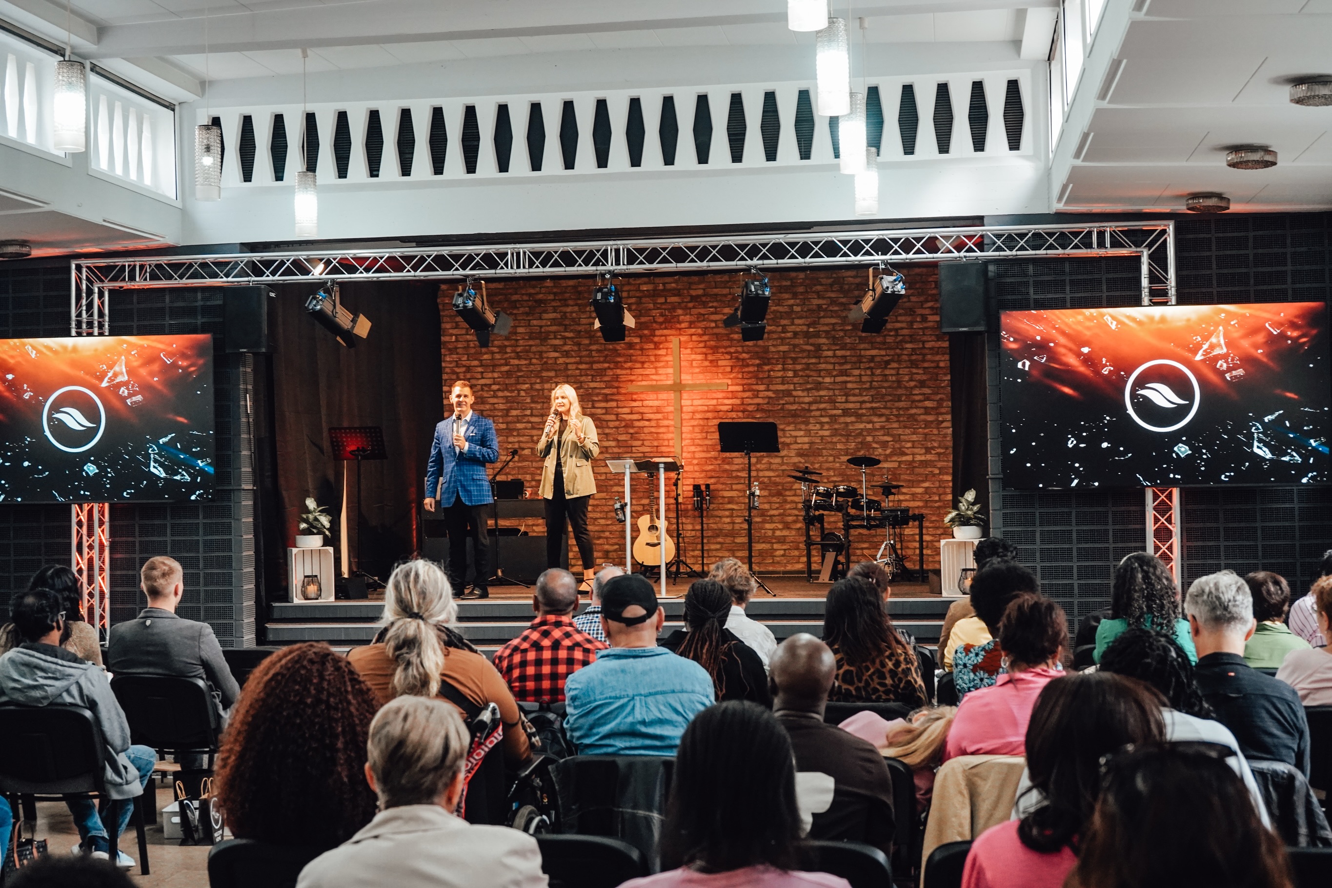 Menschen beim Sonntagsgottesdienst von River Church Frankfurt am 4. Oktober
